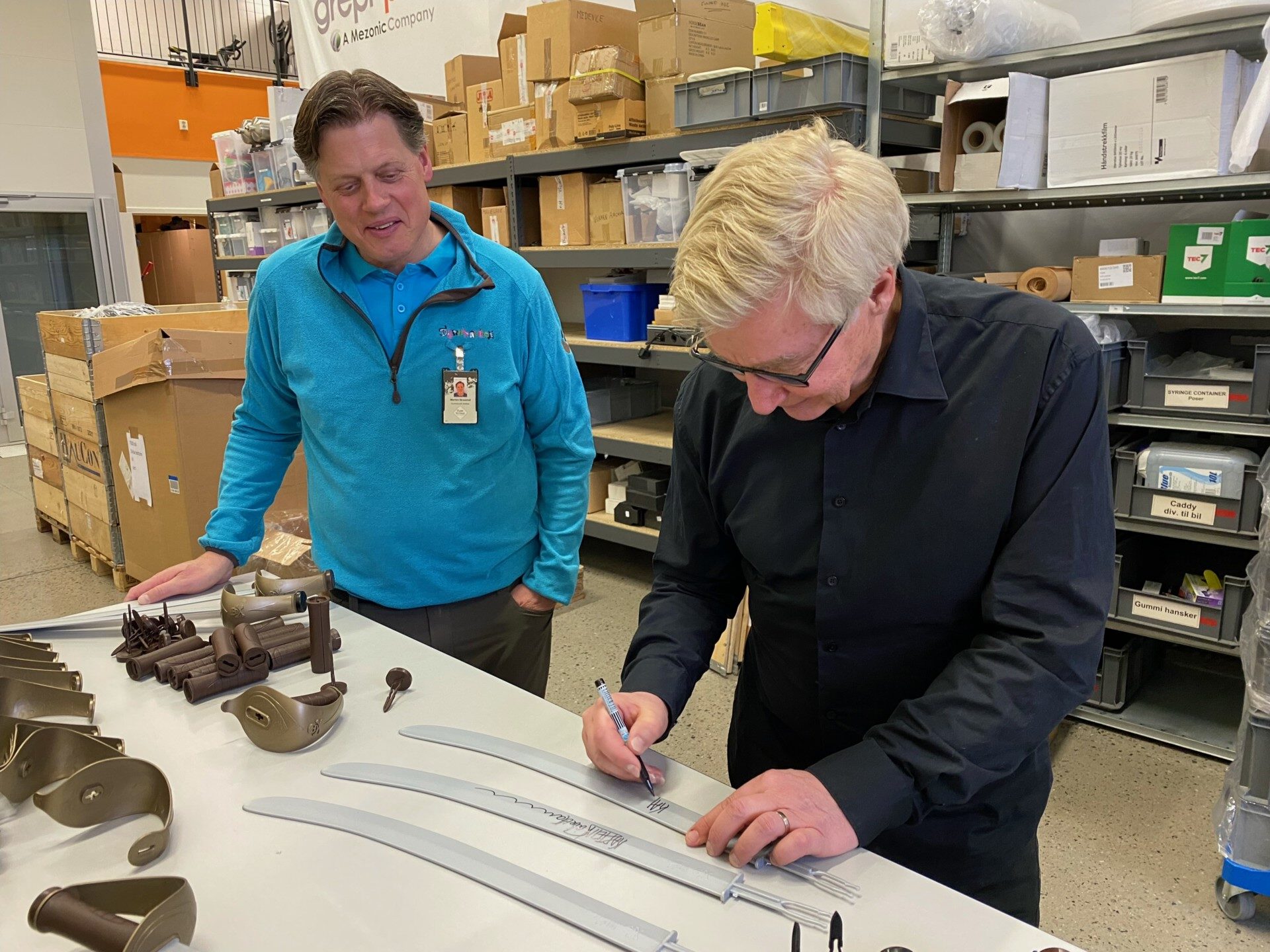 Terje Formoe signerer de nye sverdene.